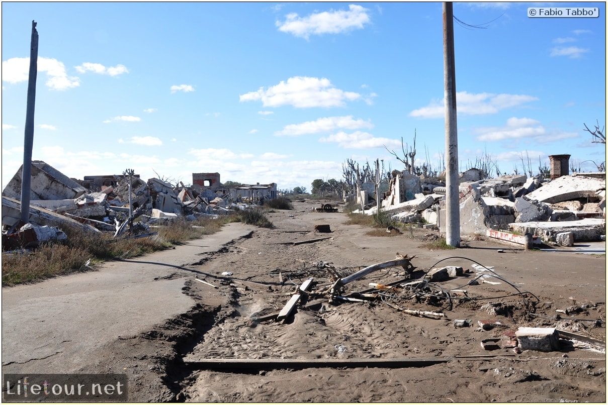 Fabios-LifeTour-Argentina-2015-July-August-Epecuen-Epecuen-ghost-town-4.-Abandoned-vehicles-10645