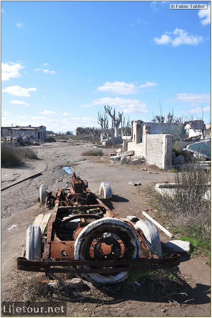 Fabios-LifeTour-Argentina-2015-July-August-Epecuen-Epecuen-ghost-town-4.-Abandoned-vehicles-10887