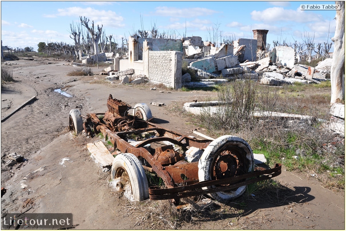 Fabios-LifeTour-Argentina-2015-July-August-Epecuen-Epecuen-ghost-town-4.-Abandoned-vehicles-10914
