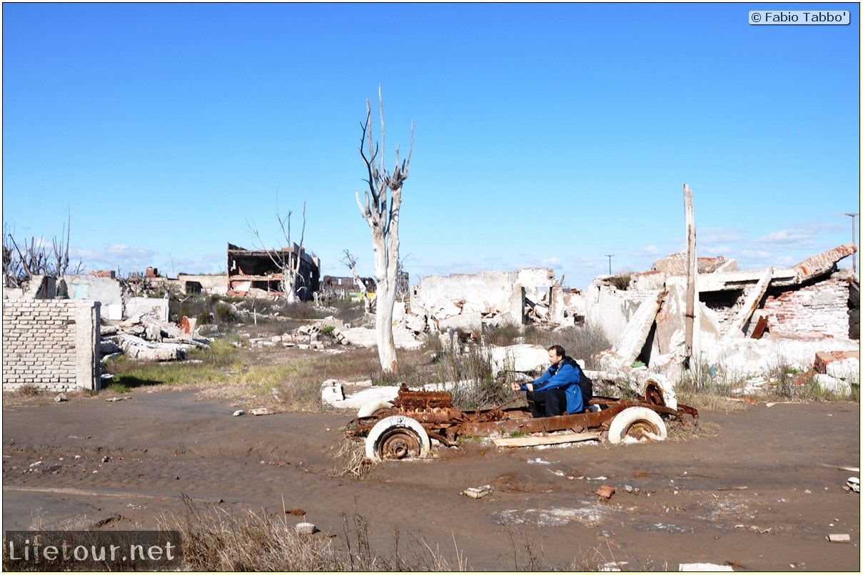 Fabios-LifeTour-Argentina-2015-July-August-Epecuen-Epecuen-ghost-town-4.-Abandoned-vehicles-10947