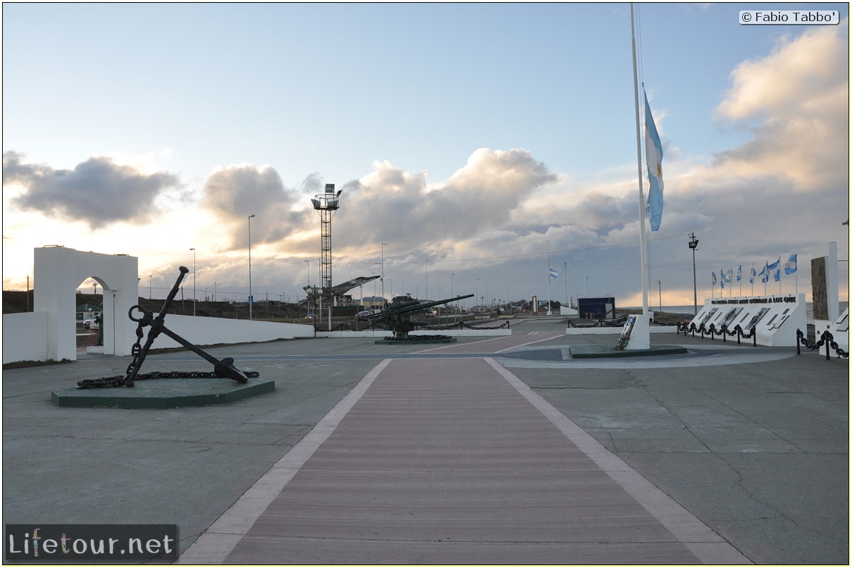 Fabios-LifeTour-Argentina-2015-July-August-Rio-Grande-Monumento-a-Héroes-de-Malvinas-4238