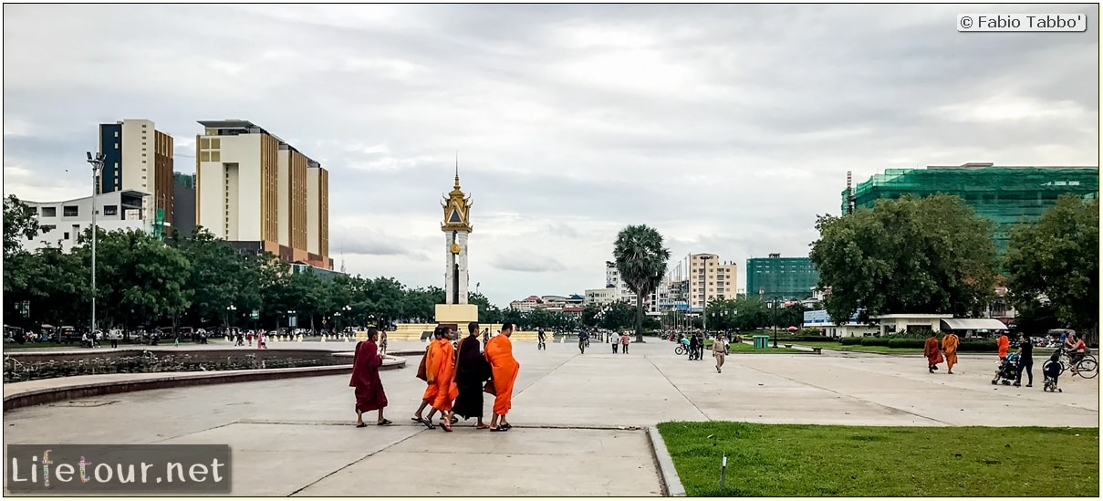 Fabio_s-LifeTour---Cambodia-(2017-July-August)---Phnom-Penh---Independence-Square-area---Liberation-Memorial---18264