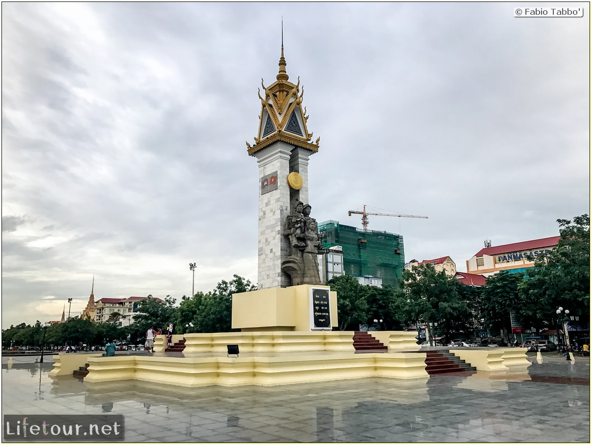 Fabio_s-LifeTour---Cambodia-(2017-July-August)---Phnom-Penh---Independence-Square-area---Liberation-Memorial---18266-cover