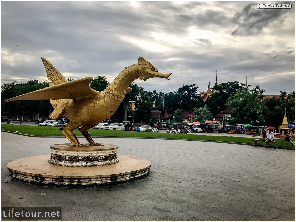 Fabio_s-LifeTour---Cambodia-(2017-July-August)---Phnom-Penh---Independence-Square-area---Wat-Botum-Park---18262