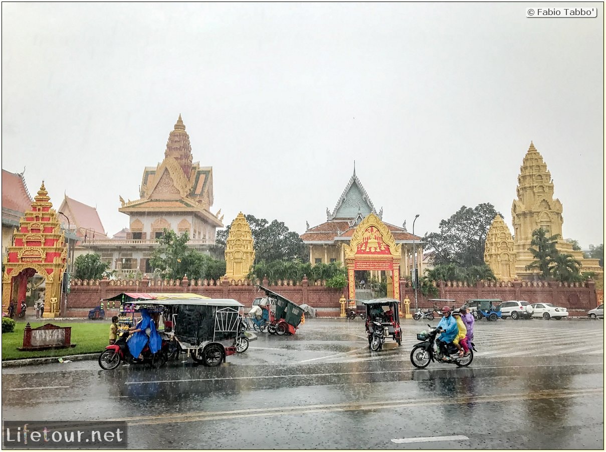 Fabio_s-LifeTour---Cambodia-(2017-July-August)---Phnom-Penh---Wat-Ounalom---18293