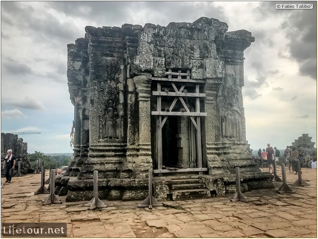 Fabio_s-LifeTour---Cambodia-(2017-July-August)---Siem-Reap-(Angkor)---Angkor-temples---Phnom-Bakheng-temple---18638