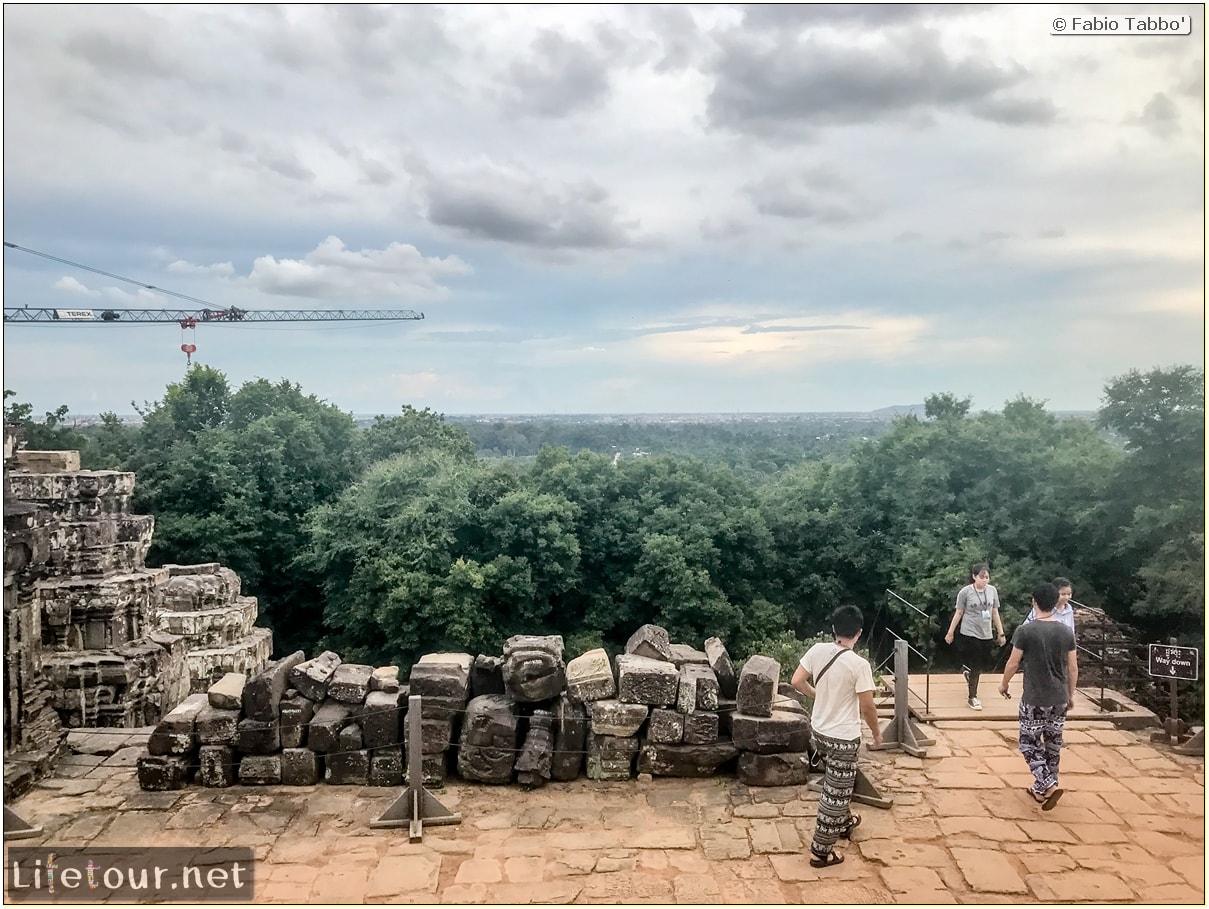 Fabio_s-LifeTour---Cambodia-(2017-July-August)---Siem-Reap-(Angkor)---Angkor-temples---Phnom-Bakheng-temple---18639