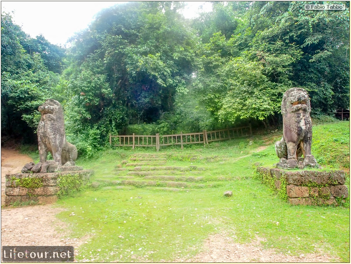 Fabio_s-LifeTour---Cambodia-(2017-July-August)---Siem-Reap-(Angkor)---Angkor-temples---Phnom-Bakheng-temple---20287