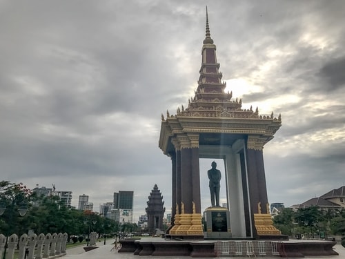 Phnom-Penh---Independence-Square-area---Statue-of-King-Father-Norodom-Sihanouk---179-cover