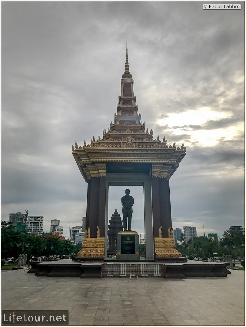 Phnom-Penh---Independence-Square-area---Statue-of-King-Father-Norodom-Sihanouk---181