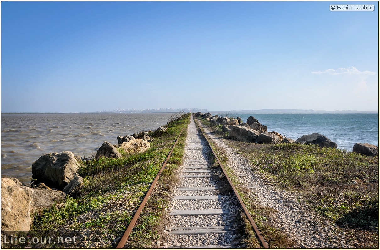 Barranquilla---Bocas-de-Ceniza---1.-The-railroad-in-the-middle-of-the-ocean---837 COVER