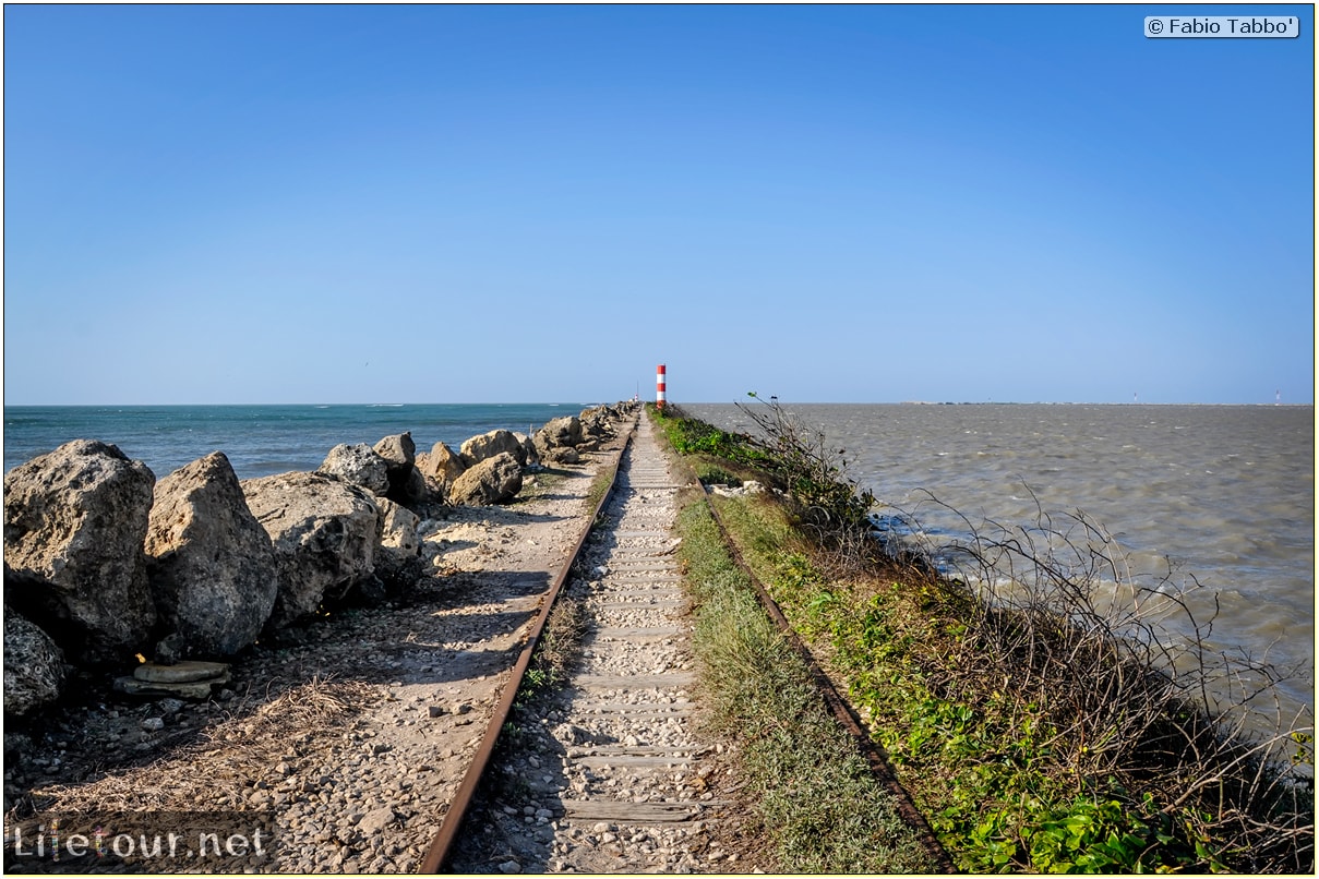 Barranquilla---Bocas-de-Ceniza---1.-The-railroad-in-the-middle-of-the-ocean---890 COVER