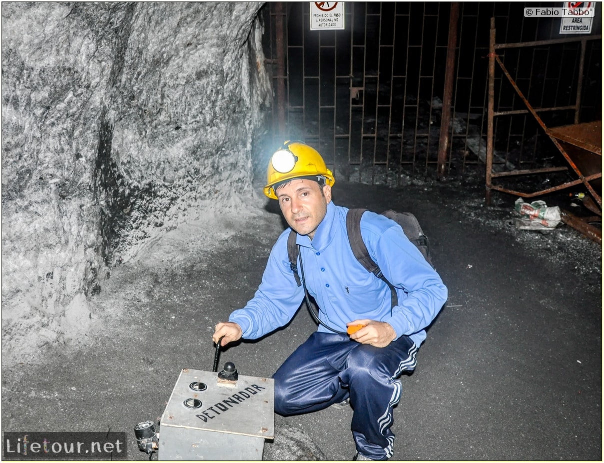 Fabio_s-LifeTour---Colombia-(2015-January-February)---Zipaquira_---Salt-cathedral-(Catedral-de-Sal)---Playing-with-dynamite---10403 COVER