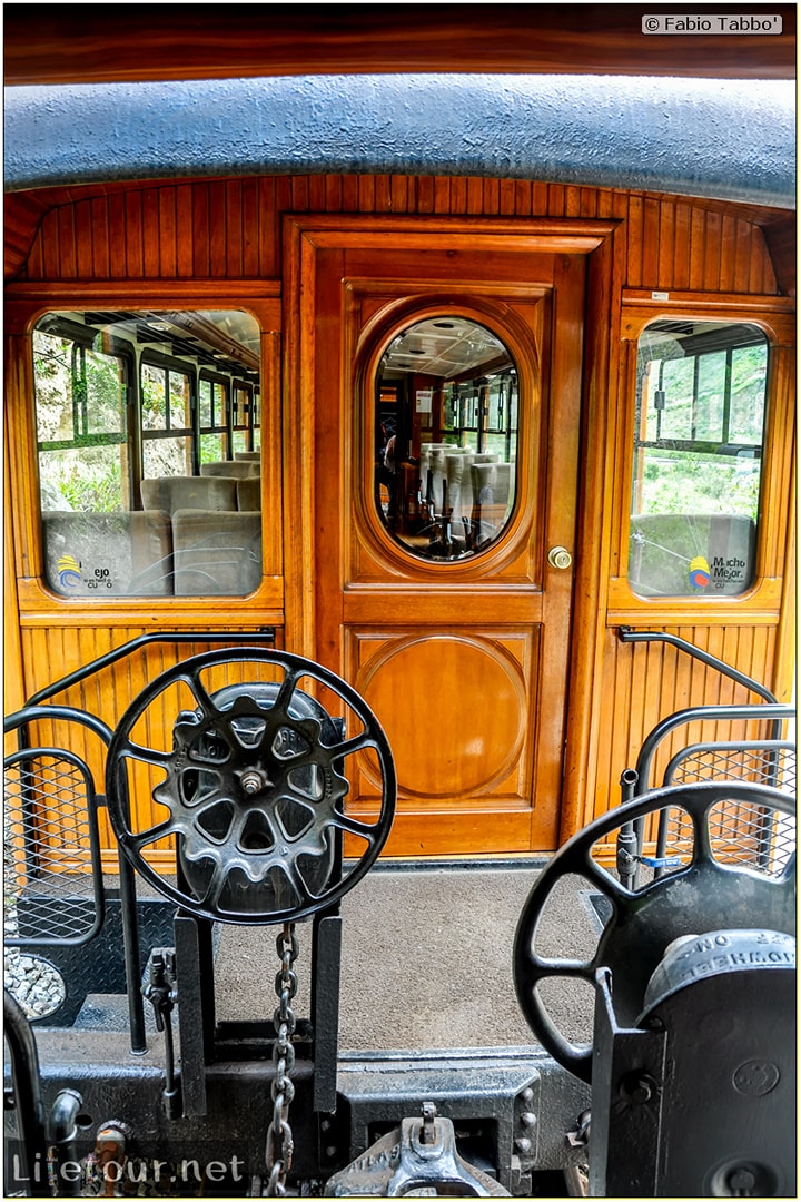 Fabio_s-LifeTour---Ecuador-(2015-February)---Alausi---El-Nariz-del-Diablo-(steam-train-ride)---12286