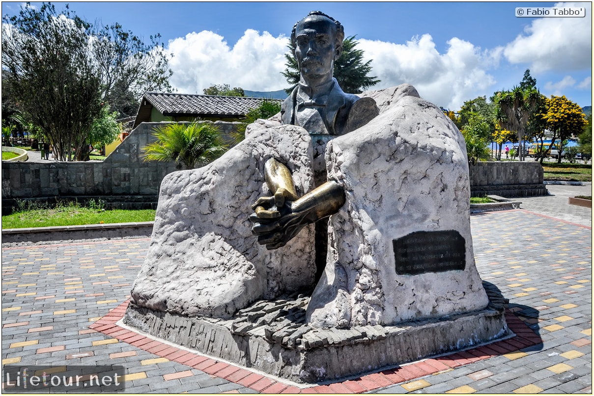 Fabio_s-LifeTour---Ecuador-(2015-February)---Mitad-del-mundo---Ciudad-Mitad-del-Mundo-(Equator-line)---11294